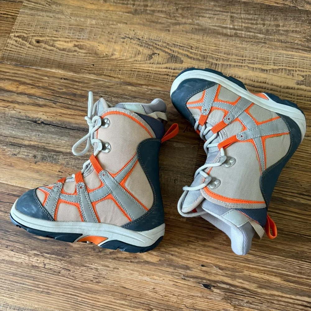 Burton Moto Kids Snowboard Boots Size 1 Tan Grey Orange Lace‎ Up Winter Sports